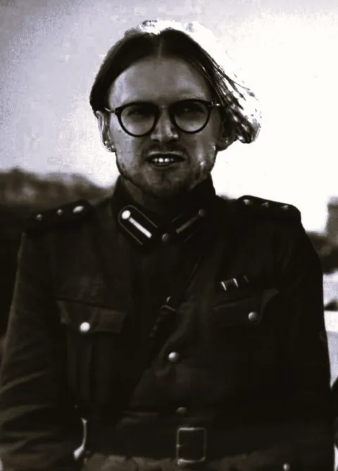 Человек в строгой военной форме