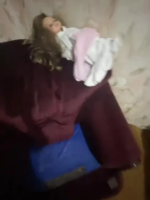 Кукла и кот под кроватью
