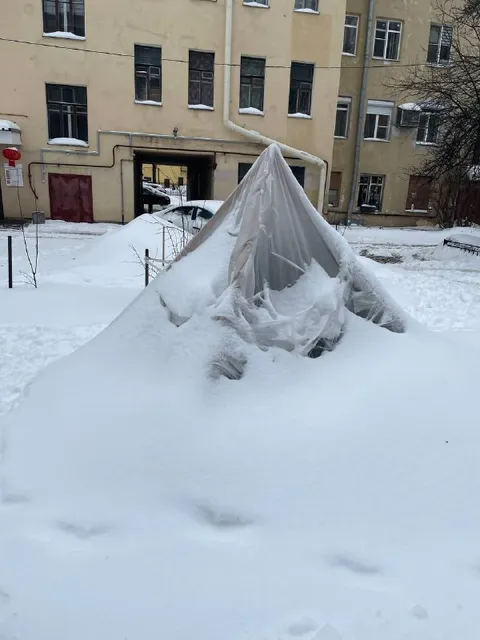Заснеженный шатёр во дворе