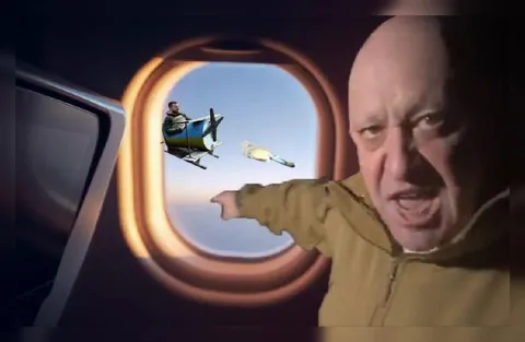 Мужчина показывает на самолёты