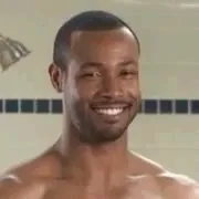 Улыбающийся мужчина в душе
