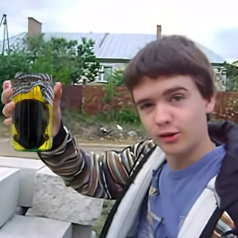 Парень с жуком в банке