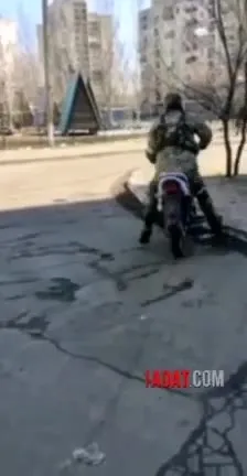 Солдат не удержался на мотоцикле