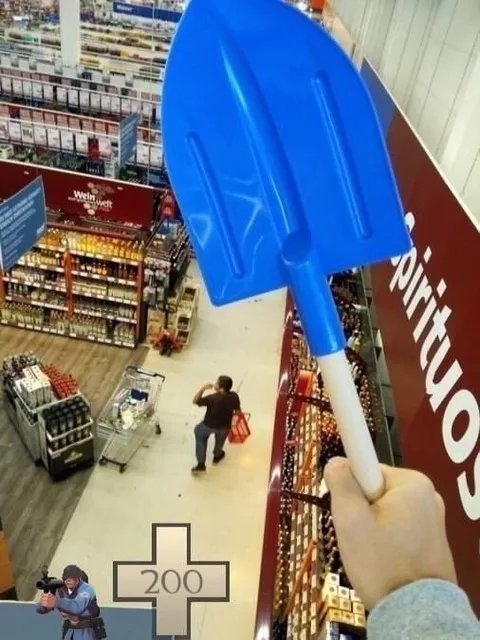 Schneeschaufel im Supermarkt