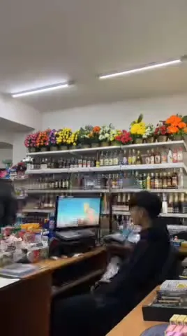 Продавец слишком увлёкся видео