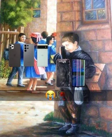 Мальчик прячется с телефонами