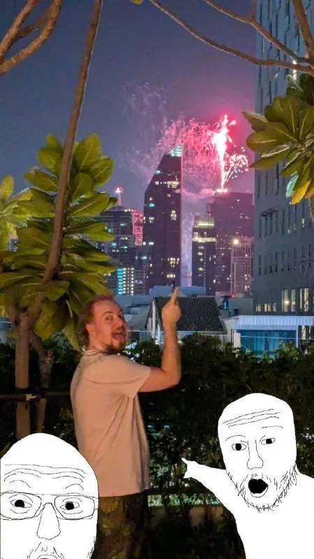 Мужчина показывает на фейерверк