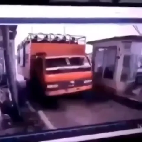 Автобус протискивается через КПП