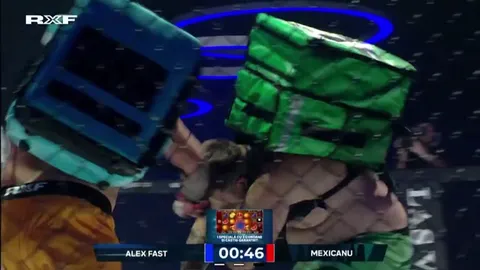 Meci MMA cu cutii pe cap