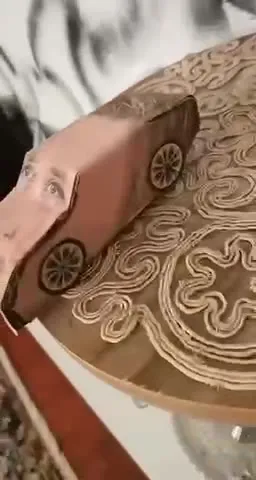 Машинка с лицом едет по столу