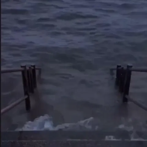 Грустный взгляд на море
