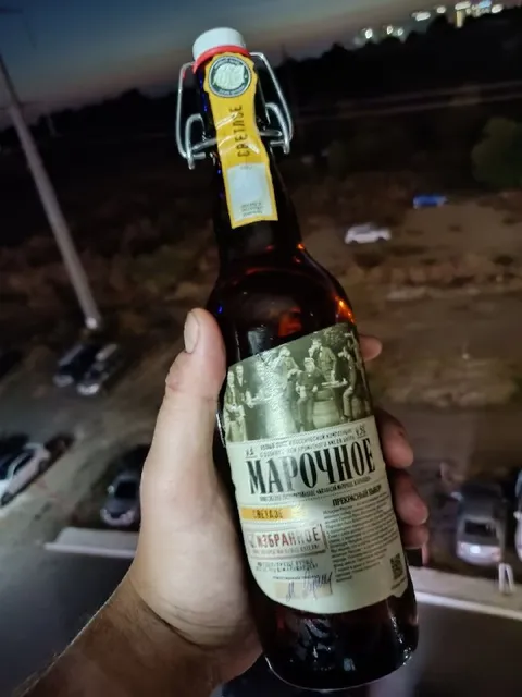 Марочное вино на фоне ночного двора