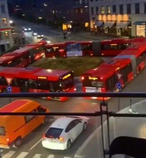 Автобусы застряли на кругу