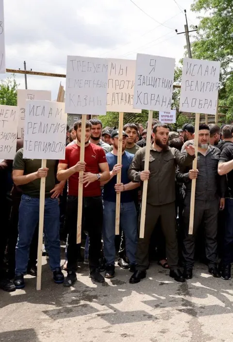 Абсурдные плакаты на митинге