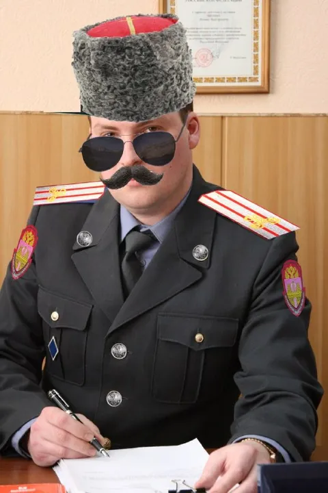Суровый администратор в форме
