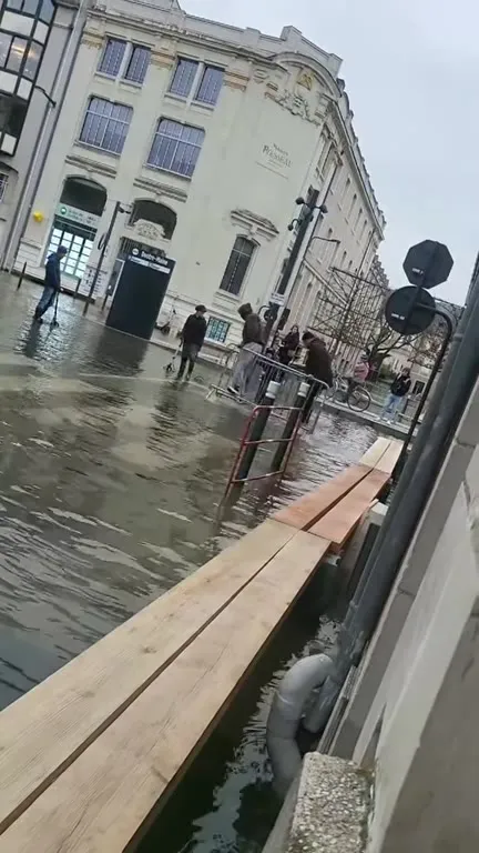 Городская улица превратилась в реку