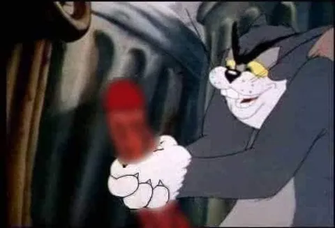 Том держит добычу