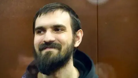 Довольный бородатый мужчина