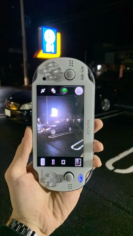 PS Vita снимает ночную вывеску