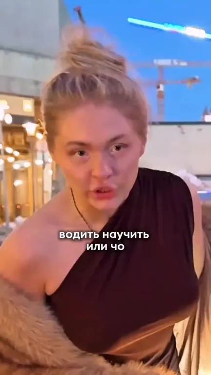 Когда учишь девушку водить