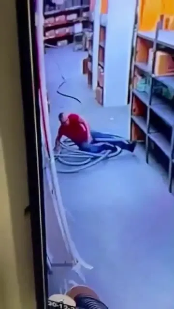Поскользнулся на шланге