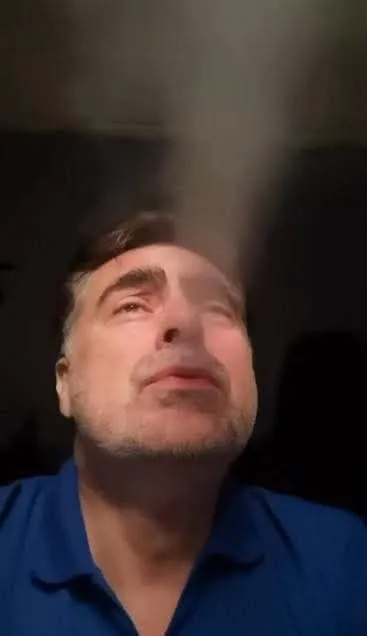Мужчина сдерживает слёзы
