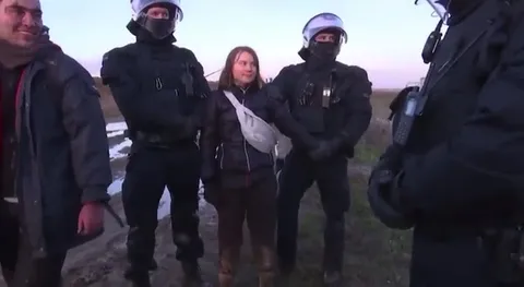Greta wird von der Polizei abgeführt