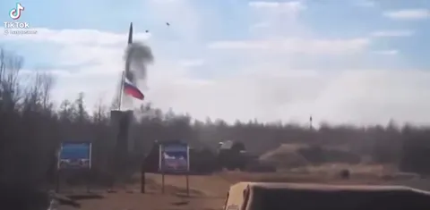 Ракета сносит российский флаг