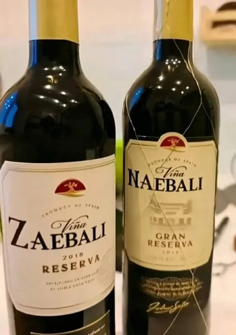 Dos botellas de Laebali