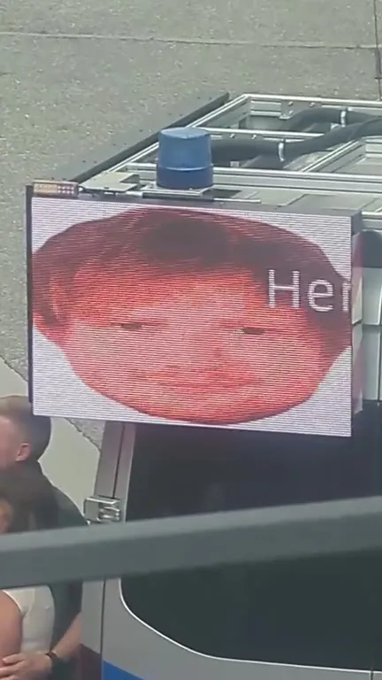 Polizeibus begrüßt Ed-Sheeran-Fans
