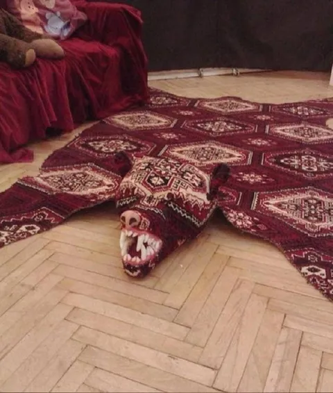 Ковёр с зубастой пастью