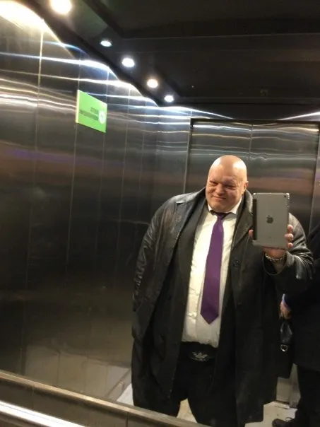 Солидный мужчина в лифте