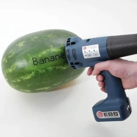 Wassermelone mit Bananenaufschrift
