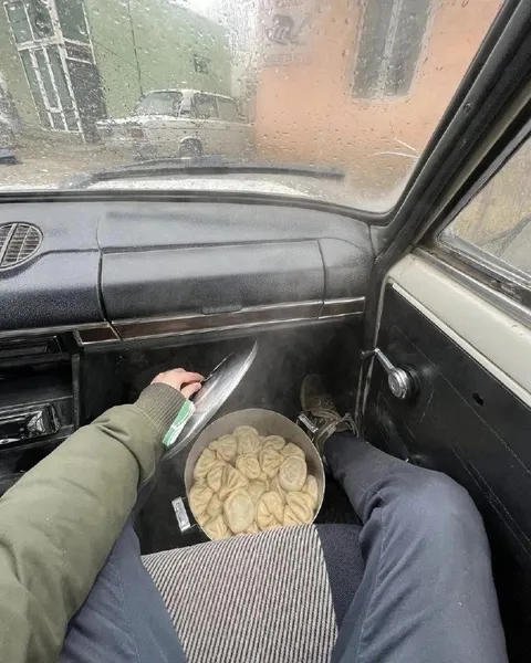 Пельмени в машине под дождём