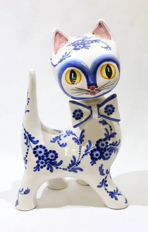 Странная фарфоровая кошка