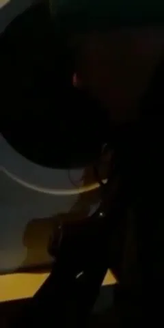Мужчина заглядывает в стиральную машину