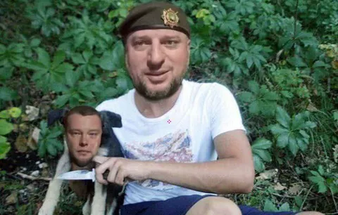 Мужчина с ножом в лесу