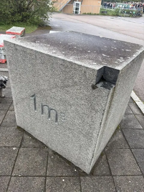 Таинственный бетонный блок