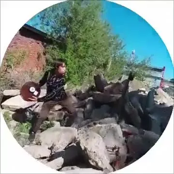 Парень на развалинах под грустный рэп