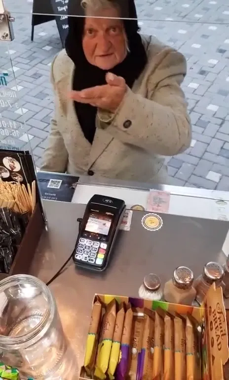 Бабушка уходит с характером