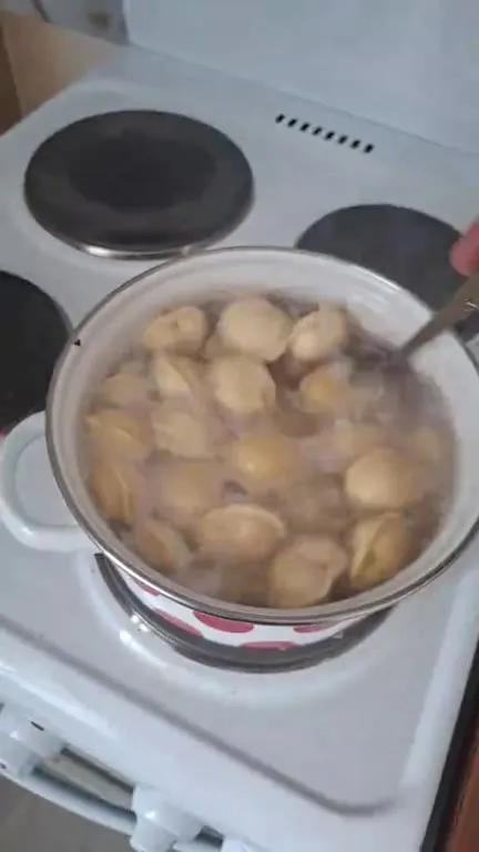 Пельмени кипят в кастрюле