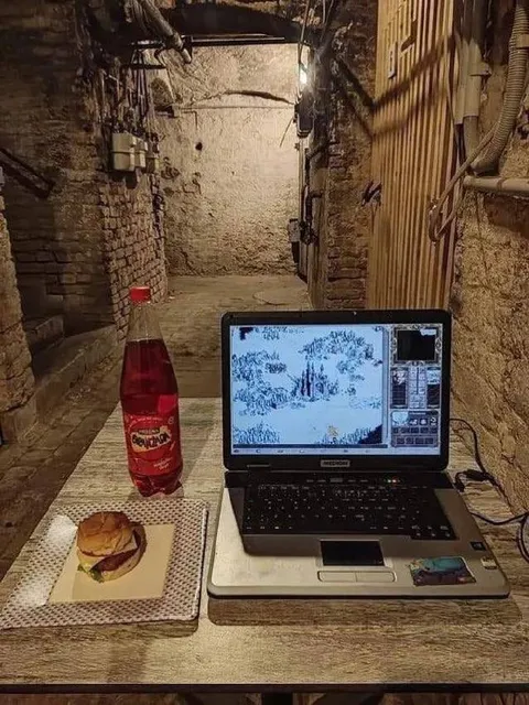Уютный компьютерный уголок в подвале
