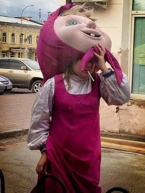Странный розовый костюм