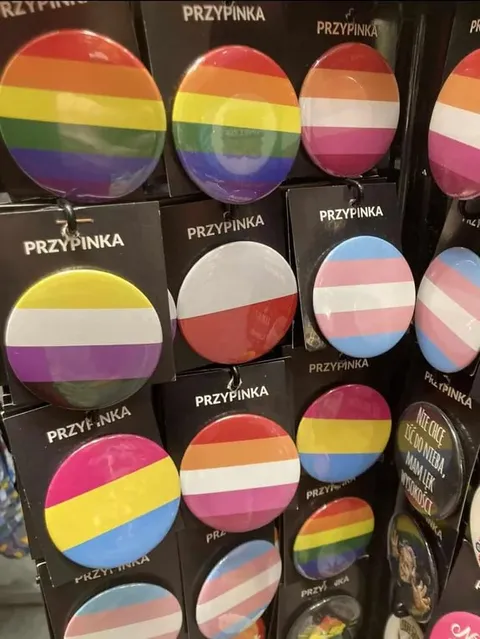 Tęczowe przypinki dla każdego