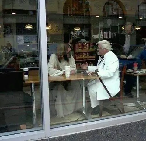 Бабушка в кафе с тростью