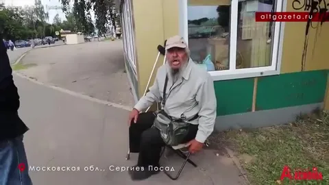 Старик у киоска на костылях