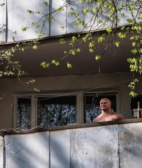 Мужчина на балконе