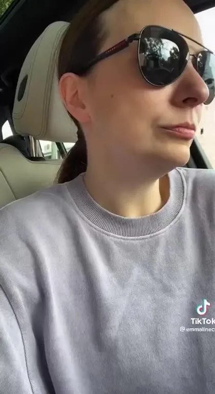 Женщина чихает в машине