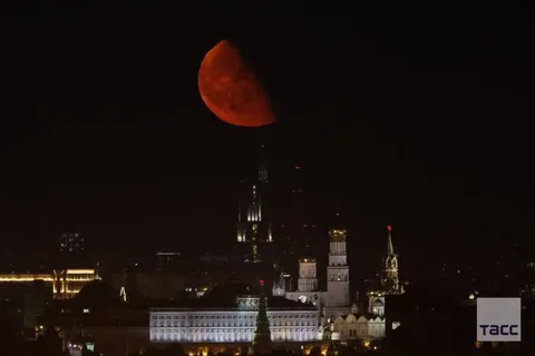 Красная луна над Кремлём