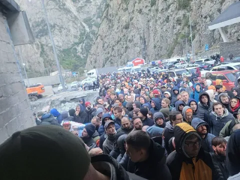 Толпа на горном погранпереходе